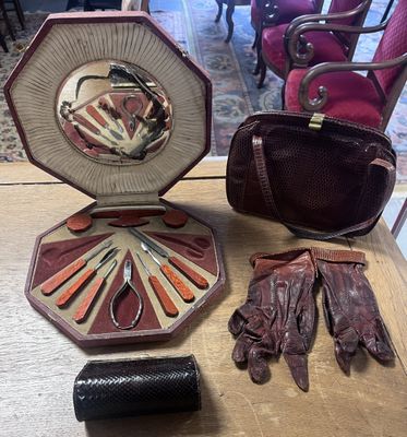 une table sur laquelle se trouvent un sac à main, des gants et d'autres objets