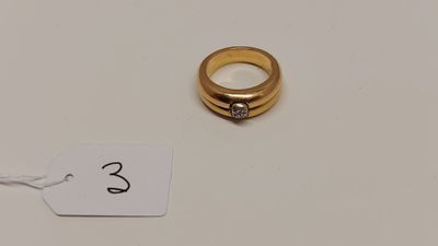 Gros plan sur une bague en or ornée d'un diamant