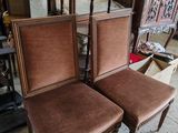 deux chaises assises l'une à côté de l'autre dans une pièce