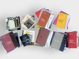 un grand nombre de livres posés sur une table