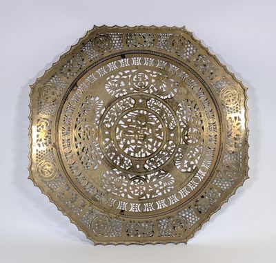 une image représentant une assiette en or ornée de motifs complexes