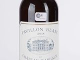 une bouteille de vin posée sur une table