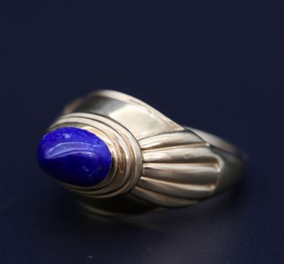 un gros plan d'une bague en argent sertie d'une pierre de lapis-lazuli