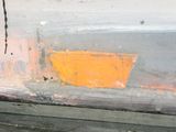 une boîte jaune posée contre le mur d'un immeuble