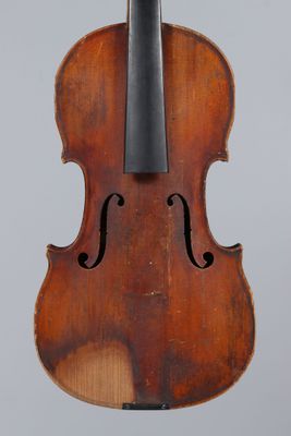 un vieux violon avec un archet sur fond gris