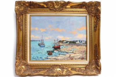 tableau représentant des bateaux sur la plage, dans un cadre doré