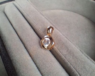 Pendentif en or jaune (750/1000) orné d'une pierre blanche (…
