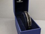 un gros plan d'une bague dans une boîte bleue posée sur une table