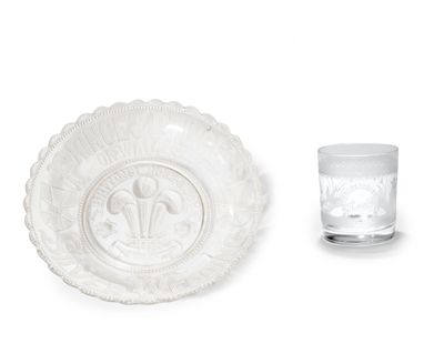 une assiette blanche et un verre posés sur une table blanche