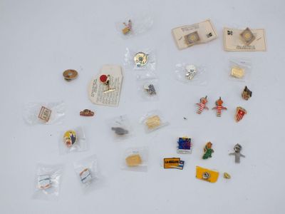 tout un tas de petits objets posés sur la table