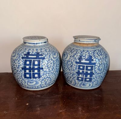 deux vases bleus et blancs posés sur une table en bois