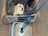 une boîte contenant de nombreux composants électroniques