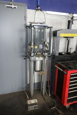 une photo d'un garage contenant des outils et du matériel