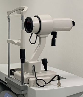 une machine posée sur une table