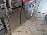 une cuisine équipée de nombreux appareils électroménagers