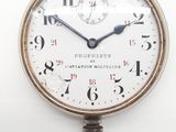 une horloge accrochée au mur avec des chiffres