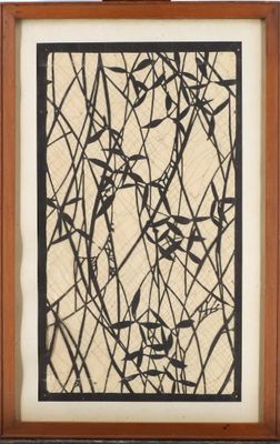 une image représentant un tableau composé de lignes noires et blanches, dans un cadre en bois
