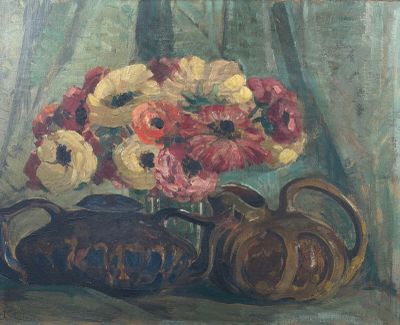 un tableau représentant des fleurs dans un vase et une théière posées sur une table