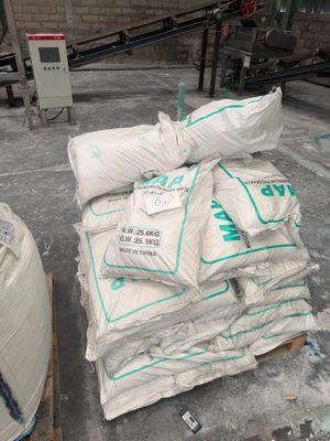 des sacs de ciment posés sur une palette dans un entrepôt