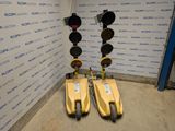 deux scooters jaunes garés l'un à côté de l'autre devant un mur