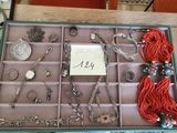 une boîte contenant beaucoup de bijoux