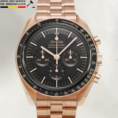 un gros plan d'une montre en or au cadran noir