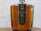 une bouteille de whisky posée sur une table