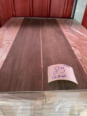 un gros plan d'une table en bois sur laquelle est posée une étiquette de prix