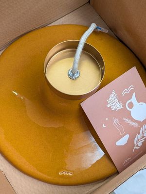 une boîte contenant une bougie et une carte