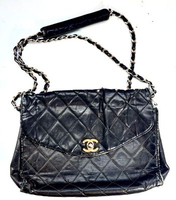 CHANEL - Sac Chanel vintage en cuir noir matelassé typique d…