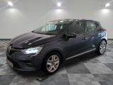 la voiture grise est garée sur un sol en damier dans le garage