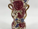 un vase avec un motif floral posé sur une table