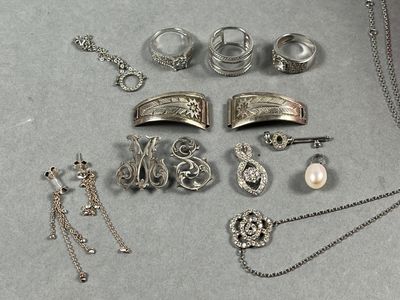 Lot Mystère De Bijoux Fantaisie Vintage : Argenté, Acier, Mixte - Idéal Pour Collection Ou Customisation R155