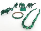 plusieurs bijoux verts, dont une bague, un bracelet et une figurine d'éléphant