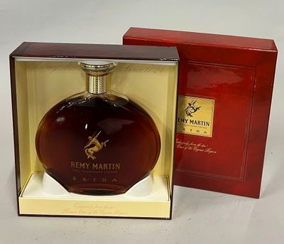 une photo d'une bouteille de « Henry Martin Extra » dans une boîte rouge