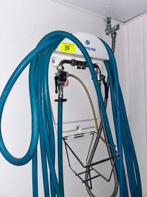 un tuyau bleu fixé au mur d'une pièce