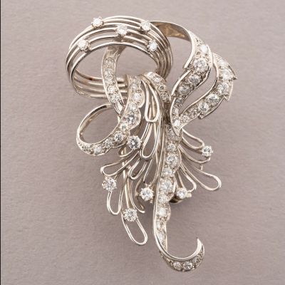 une image représentant une broche en argent et diamants sur fond blanc