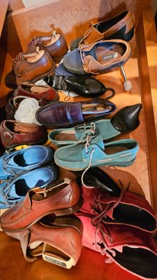 de nombreuses paires de chaussures posées par terre dans un tiroir