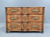 une commode ancienne avec des poignées et des boutons en laiton