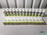 plusieurs flacons de médicaments empilés les uns sur les autres sur une table