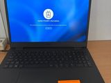un ordinateur portable ouvert posé sur un bureau en bois