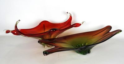 deux bols en verre rouge et vert posés sur une surface blanche