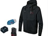 Cet homme porte un sweat à capuche noir et tient un outil sans fil.