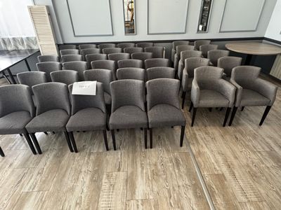 de nombreuses chaises disposées en cercle dans une pièce