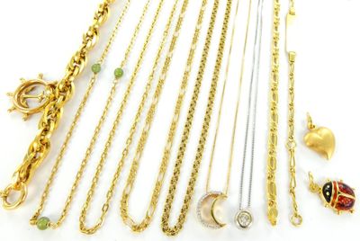 de nombreux types de colliers et de bracelets sur la table