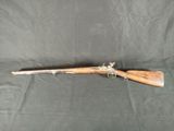 un fusil avec un canon en bois et une poignée en bois