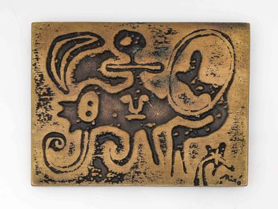 une photo d'une plaque sur laquelle figurent les portraits d'un homme et d'une femme