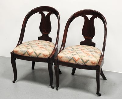 paire de chaises anciennes avec dossier et accoudoirs rembourrés