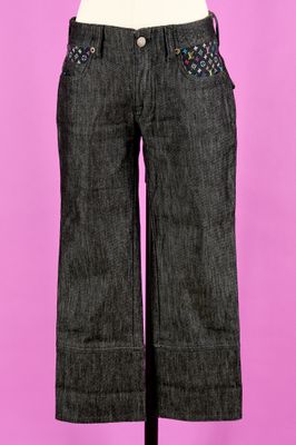 un mannequin portant un jean noir