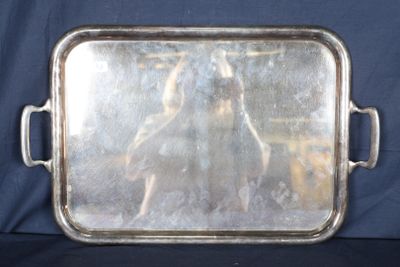 un plateau en argent orné d'un miroir sur fond bleu
